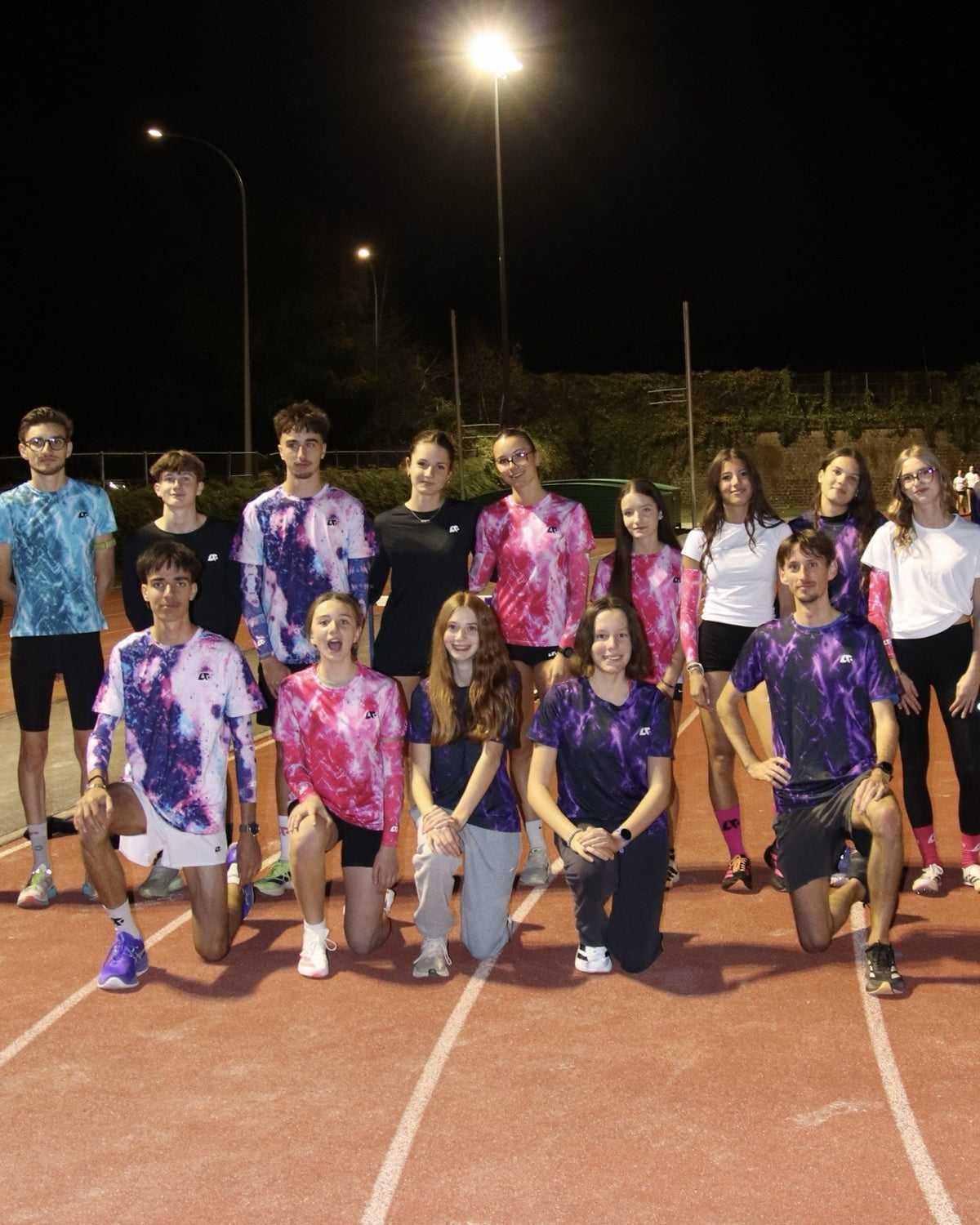 Les athlètes du Charleville-Mézières Athlétisme lors de la visite du stand LAF au stade Jean-Marie Baudin
