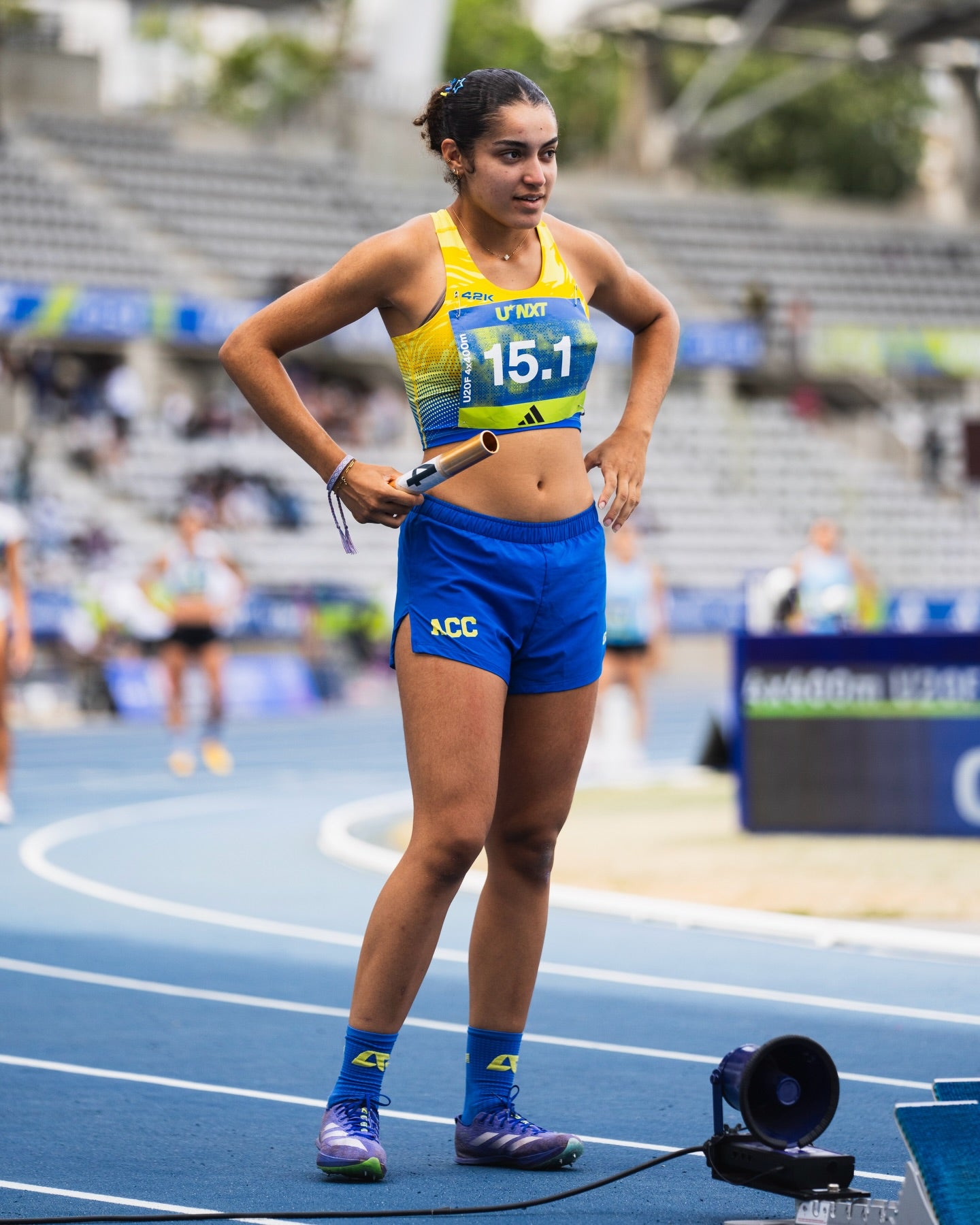 Chaussettes LAF bleues portées sur piste