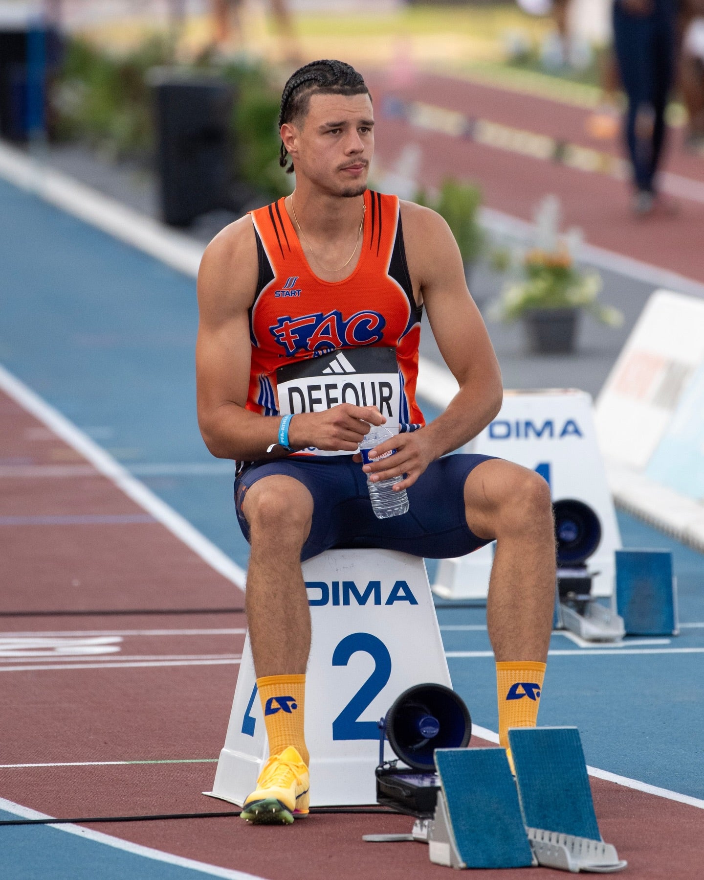 Chaussettes LAF orange portées sur piste