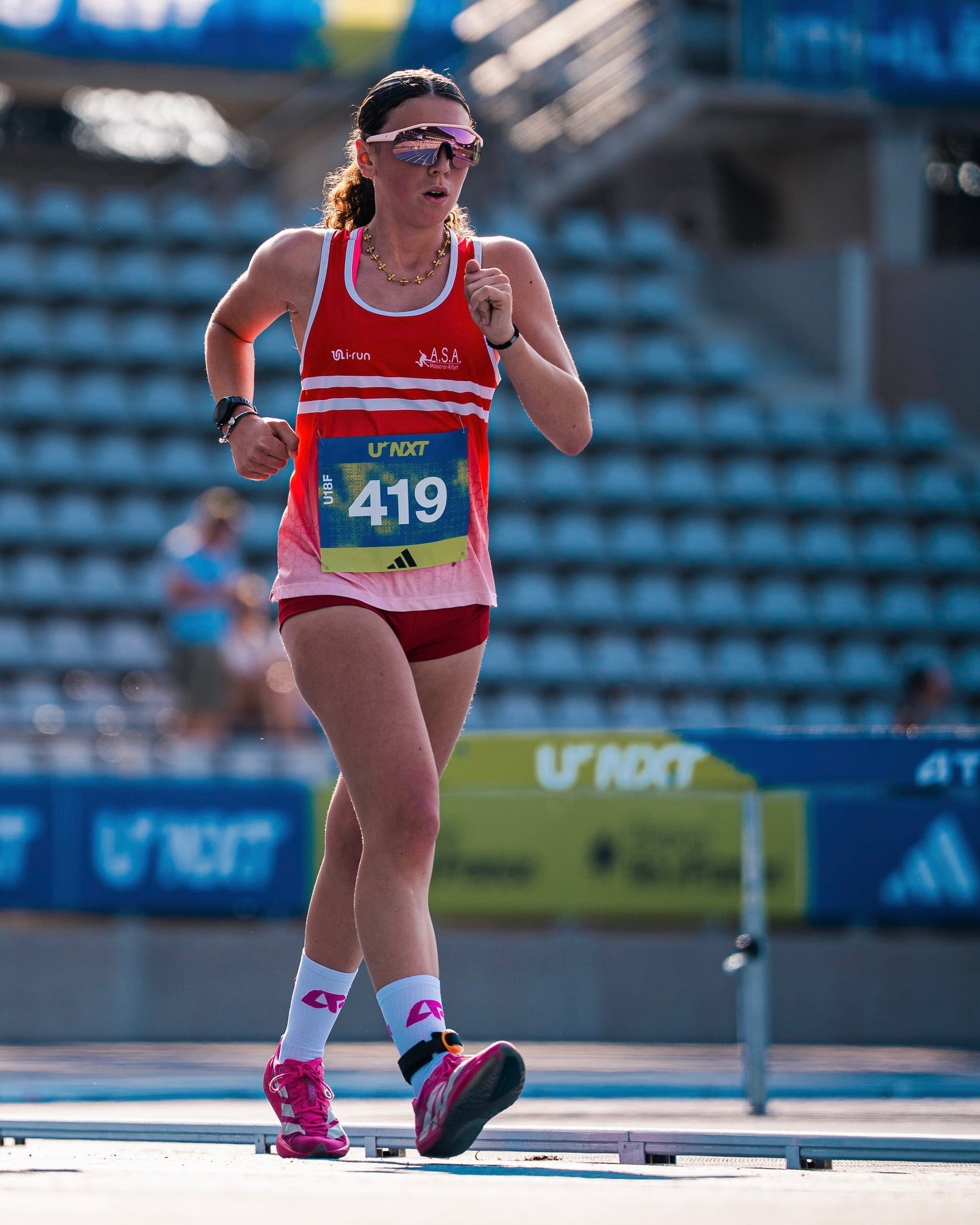 Chaussettes LAF roses portées sur piste